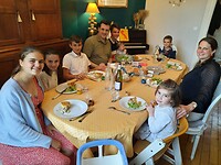 De hele familie von Trapp  tijdens dinner.