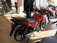 Zelfs in een rode versie, dezelfde moto dat wij hebben, Honda CB125F