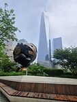 The Sphere met op de achtergrond het nieuwe WTC