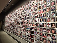 Muren vol met foto's en namen.