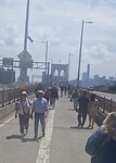 Daar gaan we.... lopend over de Brooklyn Bridge.