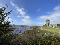 Dunguaire Castle met rondom water