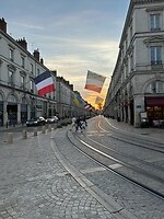 Grote vlaggen in de Rue Rotiers