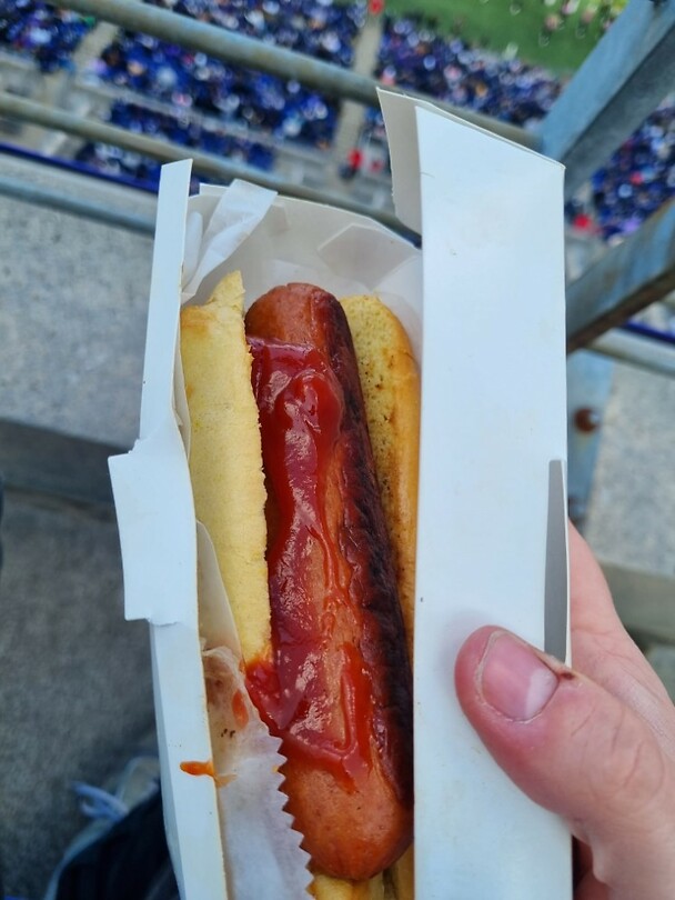 Eerste hotdog in het stadion